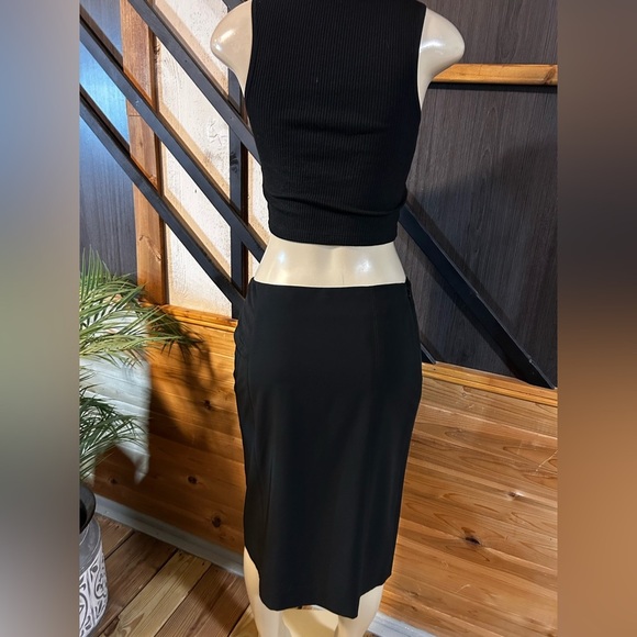 Beautifull black skirt with front ruffle accent size 8 women’s skirt - Picture 6 of 8